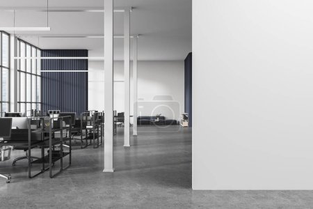 Téléchargez les photos : Intérieur d'un élégant bureau à aire ouverte avec murs blancs et bleus, sol en béton, bureaux d'ordinateur noirs avec chaises et mur d'espace de copie sur la droite. Rendu 3d - en image libre de droit