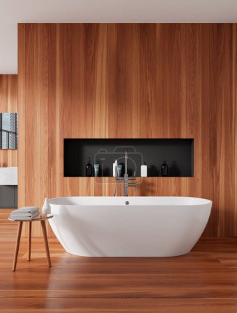 Foto de Elegante baño interior del hotel con bañera, estante incorporado y mesa con accesorios. Espacio de baño de madera en apartamento moderno en piso de madera. Renderizado 3D - Imagen libre de derechos