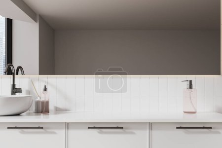 Téléchargez les photos : Intérieur de salle de bain élégante avec murs blancs et lavabo blanc confortable debout sur le comptoir blanc avec grand miroir horizontal suspendu au-dessus. Rendu 3d - en image libre de droit