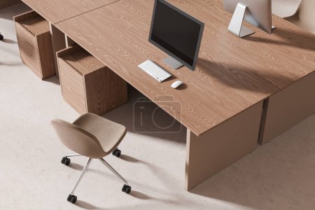 Foto de Vista superior del interior moderno coworking con escritorio pc en mesa de madera, piso de hormigón ligero. Elegante rincón de trabajo con muebles minimalistas y cajón. Renderizado 3D - Imagen libre de derechos