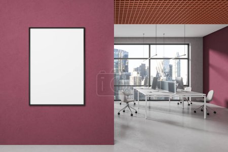 Téléchargez les photos : Intérieur du bureau moderne à aire ouverte avec murs blancs et rouges, sol en béton et rangée de bureaux d'ordinateur avec chaises blanches. Modélisation verticale du cadre d'affiche. Rendu 3d - en image libre de droit