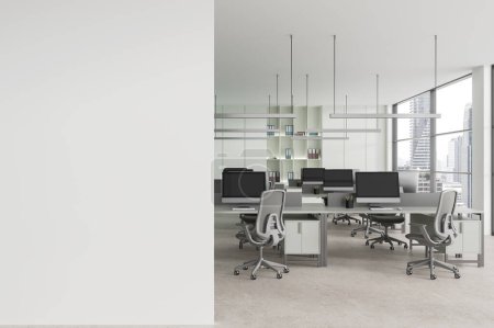 Interieur eines modernen Großraumbüros mit weißen und gläsernen Wänden, Betonboden und Reihe von Computertischen mit grauen Stühlen. Kopieren Sie die Leertaste auf der linken Seite. 3D-Darstellung