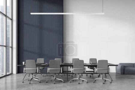 Foto de Elegante interior de la sala de conferencias con sillones grises, tablero de reuniones en piso de hormigón. Espacio de negociación minimalista con sofá, ventana panorámica sobre rascacielos. Renderizado 3D - Imagen libre de derechos