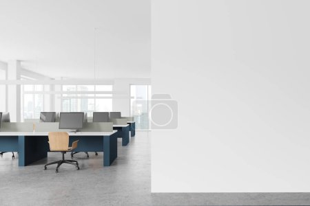 Téléchargez les photos : Intérieur d'un élégant bureau à aire ouverte avec murs blancs, sol en béton, bureaux d'ordinateur bleus avec chaises jaunes et mur d'espace de copie sur la droite. Rendu 3d - en image libre de droit