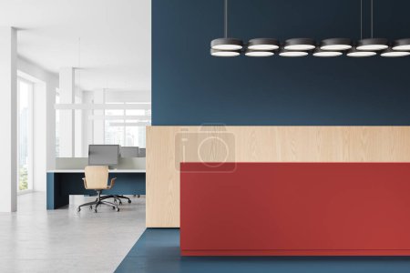 Téléchargez les photos : Intérieur d'un élégant hall de bureau avec des murs bleus et en bois, sol en béton et confortable comptoir de réception rouge avec des lampes au-dessus. Rendu 3d - en image libre de droit