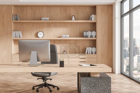 Foto de Interior de oficina de madera con ordenador PC en el escritorio, sillón en el suelo de madera. Elegante sala de consulta de negocios con lugar de trabajo. Ventana panorámica de los rascacielos Kuala Lumpur. Renderizado 3D - Imagen libre de derechos