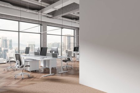 Esquina de estilo industrial abierta oficina con paredes blancas, suelo de madera y fila de escritorios de ordenador con sillas grises. Copia la pared del espacio a la derecha. renderizado 3d
