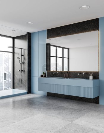 Téléchargez les photos : Intérieur de salle de bain élégante avec douche à l'italienne située près de la fenêtre, deux lavabos avec un long miroir, des murs bleu clair et gris. Rendu 3d - en image libre de droit