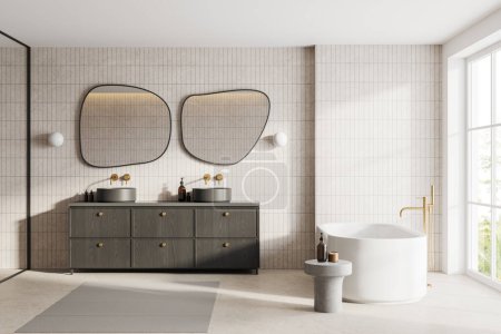 Foto de Elegante baño interior del hotel con doble lavabo, tocador de madera con accesorios y dos espejos en fila en la pared de azulejos. Espacio de baño con ventana panorámica en los trópicos. Renderizado 3D - Imagen libre de derechos