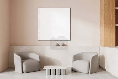 Foto de Interior de la sala de estar en casa beige con dos sillones en piso de hormigón ligero. Mesa de centro y estante con decoración y estante de madera. Finge lona cuadrada en la pared. Renderizado 3D - Imagen libre de derechos