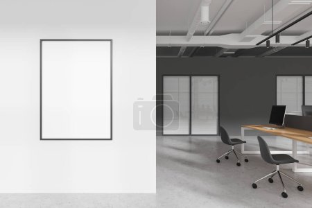 Interieur des stilvollen Großraumbüros mit grauen und weißen Wänden, Betonboden, Plakatmock auf der linken Seite und komfortablem Arbeitsplatz. Werbung. Bildung. Unternehmen. 3D-Darstellung