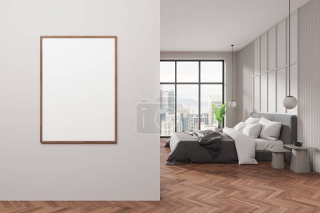 Téléchargez les photos : Intérieur de chambre moderne avec une affiche blanche vierge sur le mur, plancher en bois, et le fond de la vue sur la ville, concept de décor à la maison. Rendu 3D - en image libre de droit