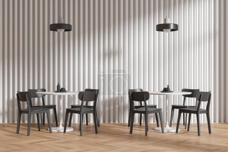 Foto de Un moderno diseño interior de cafetería minimalista con sillas negras, mesas redondas, luces colgantes, suelos de madera y una pared a rayas. Renderizado 3D - Imagen libre de derechos