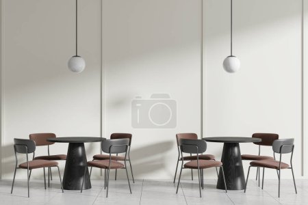 Foto de Moderno interior de cafetería minimalista con mesas negras, sillas marrones, luces colgantes, sobre un fondo liso, concepto de un restaurante con estilo. Renderizado 3D - Imagen libre de derechos