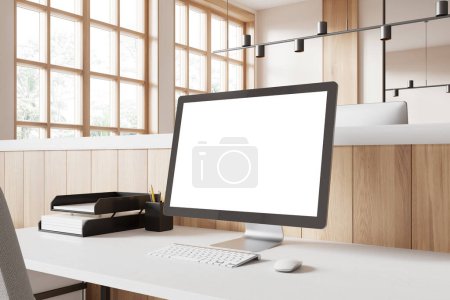 Téléchargez les photos : Maquette d'écran d'ordinateur debout sur un bureau blanc dans l'intérieur de bureau moderne avec des murs blancs et en bois. Concept de publicité et de placement de produits. Rendu 3d - en image libre de droit