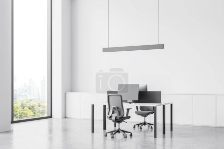 Foto de Cómodo espacio de trabajo con dos mesas de ordenador blancas con sillas grises de pie en la moderna oficina minimalista con paredes blancas y suelo de hormigón. renderizado 3d - Imagen libre de derechos