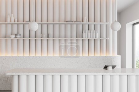 Foto de Interior minimalista de cafetería blanca con barra, estante con vajilla y utensilios de cocina. Caja fuerte con tablet y ventana panorámica en rascacielos. Renderizado 3D - Imagen libre de derechos