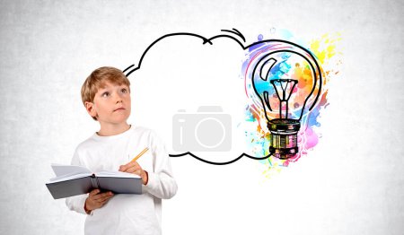 Téléchargez les photos : Un écolier prenant des notes dans un cahier, regardant une ampoule colorée gribouiller avec de l'espace pour copier un croquis de bulle vide. Concept d'éducation, d'idée, de planification et de démarrage - en image libre de droit
