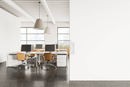 Téléchargez les photos : Intérieur de bureau moderne avec ordinateurs PC sur des bureaux et des chaises en bois, sol en granit gris. Lieu de travail avec fenêtre panoramique sur les gratte-ciel de Bangkok. Maquette de cloison vide. rendu 3D - en image libre de droit