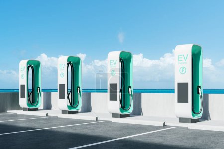 Téléchargez les photos : Plusieurs bornes de recharge de véhicules électriques (VE) d'affilée, avec un ciel bleu clair et fond océanique, concept d'infrastructure d'énergie verte. Rendu 3D - en image libre de droit