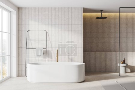 Téléchargez les photos : Salle de bain intérieure de l'hôtel blanche et carrelée avec baignoire, échelle porte-serviettes et douche en verre avec accessoires au sol en béton. Fenêtre panoramique sur campagne. rendu 3D - en image libre de droit