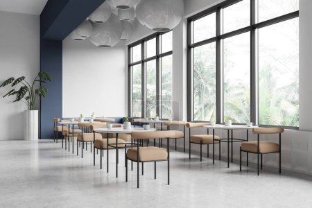 Foto de Vista de esquina del interior del restaurante blanco y azul con sillas y mesas en fila, planta en piso de hormigón ligero. Ventana panorámica de los trópicos. Renderizado 3D - Imagen libre de derechos