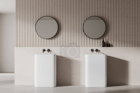 Téléchargez les photos : Intérieur de salle de bain moderne avec deux lavabos, miroirs ronds et texture murale, sur un fond beige minimaliste. Rendu 3D - en image libre de droit