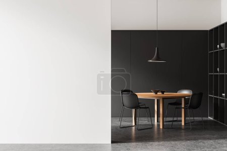 Téléchargez les photos : Intérieur moderne de la salle à manger avec une table en bois, des chaises noires et une lampe suspendue. Fond noir et blanc, concept minimaliste. Rendu 3D - en image libre de droit