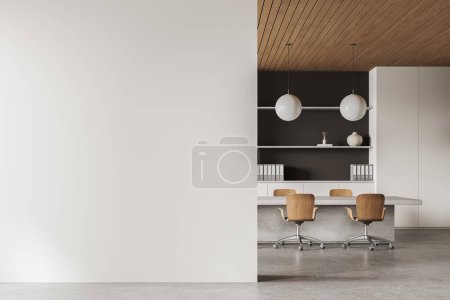 Foto de Elegante interior de negocios con mesa de conferencias y sillas de madera, estante con carpetas en piso de hormigón. Espacio de copia de burla partición de entrada de pared vacía. Renderizado 3D - Imagen libre de derechos