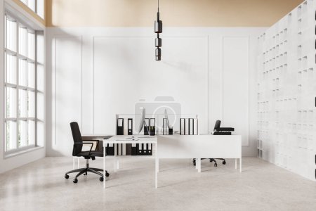 Téléchargez les photos : Intérieur de bureau minimaliste blanc avec ordinateurs PC et fauteuils, sol en béton. Diviseur de pièce et étagère avec documents, fenêtre panoramique sur les tropiques. rendu 3D - en image libre de droit