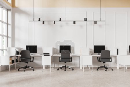 Gestaltung des Büroinnenraums mit PC-Computern, Coworking Space mit Sesseln und Schreibtischen in Reihe. Weißer minimalistischer Arbeitsplatz mit Möbeln und Panoramafenster. 3D-Rendering