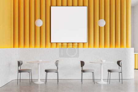 Téléchargez les photos : Intérieur minimaliste de la cafétéria avec chaises et tables en rangée, sol en béton gris. Espace de restauration minimaliste avec affiche carrée maquillée sur un mur jaune. rendu 3D - en image libre de droit