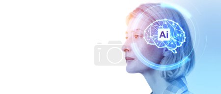 Téléchargez les photos : Silhouette de portrait de femme et hologramme lumineux avec cerveau AI, espace de copie vide fond blanc. Concept d'assistant virtuel, d'intelligence artificielle et de traitement de l'information - en image libre de droit
