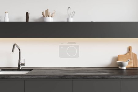 Téléchargez les photos : Closeup blanc et noir intérieur de cuisine maison avec évier et ustensiles de cuisine, comptoir et étagère en bois foncé. Armoire de cuisson dans un appartement moderne. rendu 3D - en image libre de droit