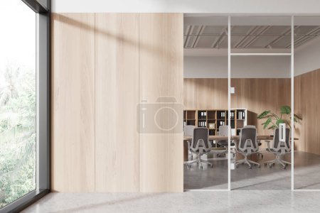 Foto de Interior minimalista de la sala de conferencias con mesa de reuniones y sillones, pared de madera vacía y puerta de cristal. Hall de entrada con ventana panorámica sobre los trópicos. Renderizado 3D - Imagen libre de derechos