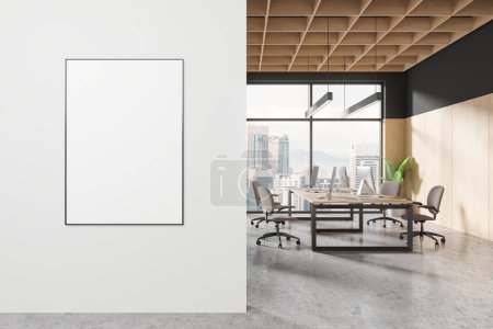 Téléchargez les photos : Un intérieur de bureau moderne avec une affiche vierge sur le mur, des éléments en bois et une vue sur la ville à travers de grandes fenêtres. Rendu 3D - en image libre de droit