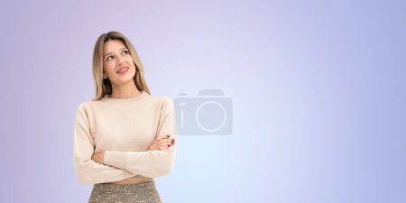 Téléchargez les photos : Une femme levant les yeux, bras croisés, pensant, sur un fond violet clair dégradé, concept de génération d'idées - en image libre de droit