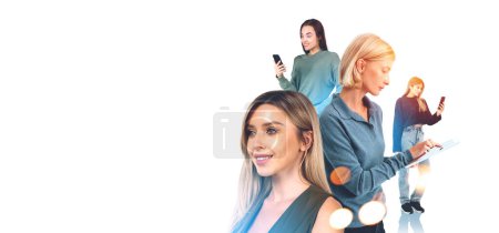 Téléchargez les photos : Quatre femmes souriantes et utilisant des appareils, espace de copie vide fond blanc. Travail d'équipe et connexion d'affaires.Concept de réseau, partenariat et conférence en ligne - en image libre de droit