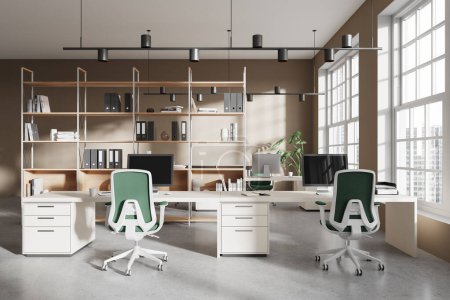 Interior de coworking beige con ordenadores PC, lugar de trabajo con sillones y escritorios con estante y documentos. Ventana panorámica de los rascacielos de la ciudad. Renderizado 3D