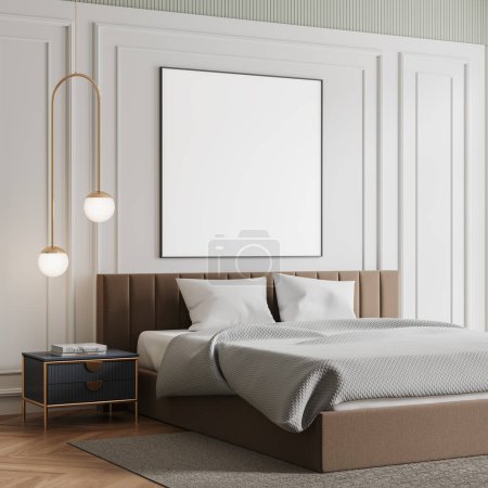 Foto de Esquina vista de la casa clásica blanca dormitorio interior cama y mesita de noche, alfombra en el suelo de madera. Habitación de lujo con un póster de lona cuadrada en la pared de moldeo. Renderizado 3D - Imagen libre de derechos