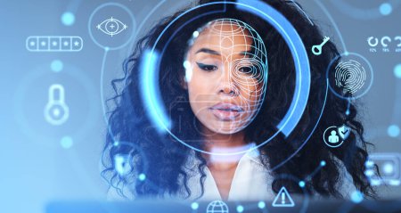 Téléchargez les photos : Femme d'affaires africaine et numérisation biométrique numérique avec cybersécurité. Détection de visage et hologramme d'informations personnelles. Concept de protection des données, d'information personnelle et de reconnaissance faciale - en image libre de droit