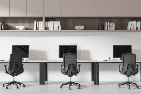 Foto de Un espacio de trabajo de oficina ordenado y moderno con escritorios, sillas ergonómicas y monitores de computadora sobre un fondo limpio, concepto de un entorno corporativo, renderizado 3D - Imagen libre de derechos