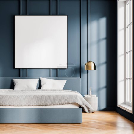 Foto de Dormitorio clásico azul cama interior y mesita de noche con decoración, lámpara de oro colgante y ventana panorámica. Lujo sala de relax con maqueta de póster de lona cuadrada en la pared de moldeo. Renderizado 3D - Imagen libre de derechos