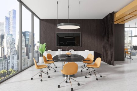 Téléchargez les photos : Une salle de conférence moderne avec une table noire, des chaises orange et une vue panoramique sur la ville à travers de grandes fenêtres. Rendu 3D - en image libre de droit
