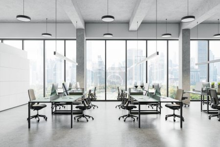 Foto de Interior de la oficina industrial con sillones, ordenadores PC en las mesas en fila en el suelo de hormigón. Espacio de trabajo en equipo de negocios con cajón. Ventana panorámica de los rascacielos de Bangkok. Renderizado 3D - Imagen libre de derechos
