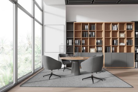 Foto de Interior de la moderna sala de juntas de oficina con paredes blancas, suelo de madera, ventana panorámica con vista tropical y mesa redonda con sillas grises y librería de madera. renderizado 3d - Imagen libre de derechos
