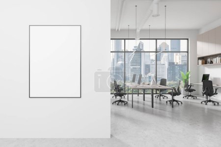 Foto de Un moderno interior de oficina con un cartel en blanco en la pared, grandes ventanas con vistas al paisaje urbano de Bangkok, y una configuración de espacio de trabajo, 3D Rendering - Imagen libre de derechos