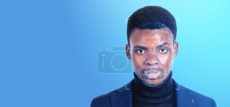 Téléchargez les photos : Portrait d'homme d'affaires noir et hologramme numérique de balayage biométrique, détection de visage et reconnaissance sur fond bleu vide. Concept de visage id et intelligence artificielle - en image libre de droit