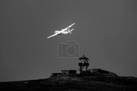 Foto de Avión blanco aerotransportado y escalada - Imagen libre de derechos