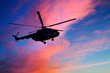 Foto de Helicóptero en vuelo al atardecer - Imagen libre de derechos